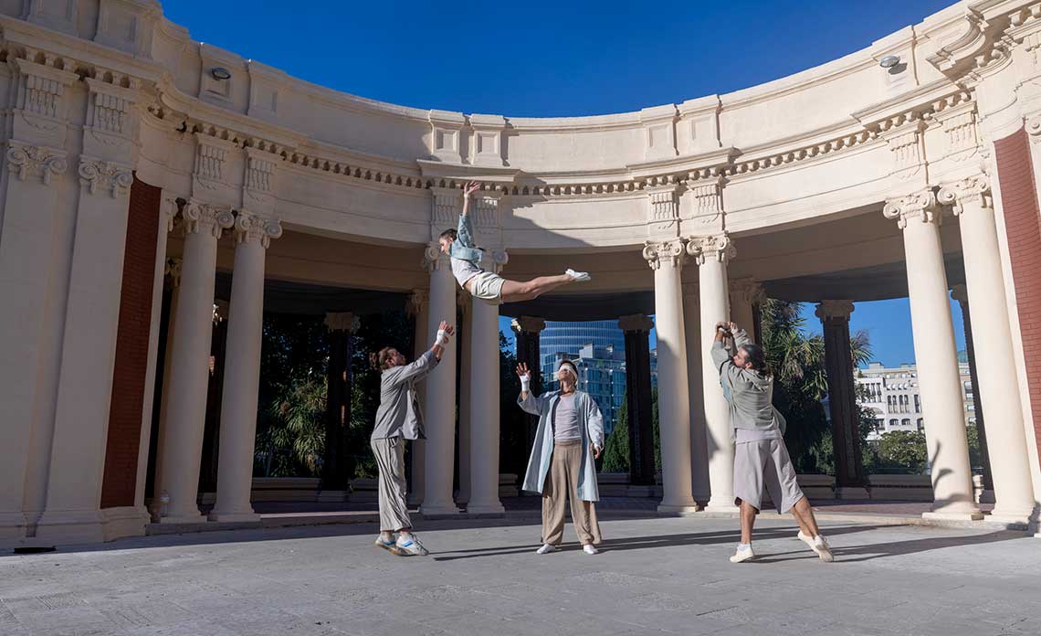 DESproVISTO - Espectáculo de circo contemporáneo - UpArte Cia